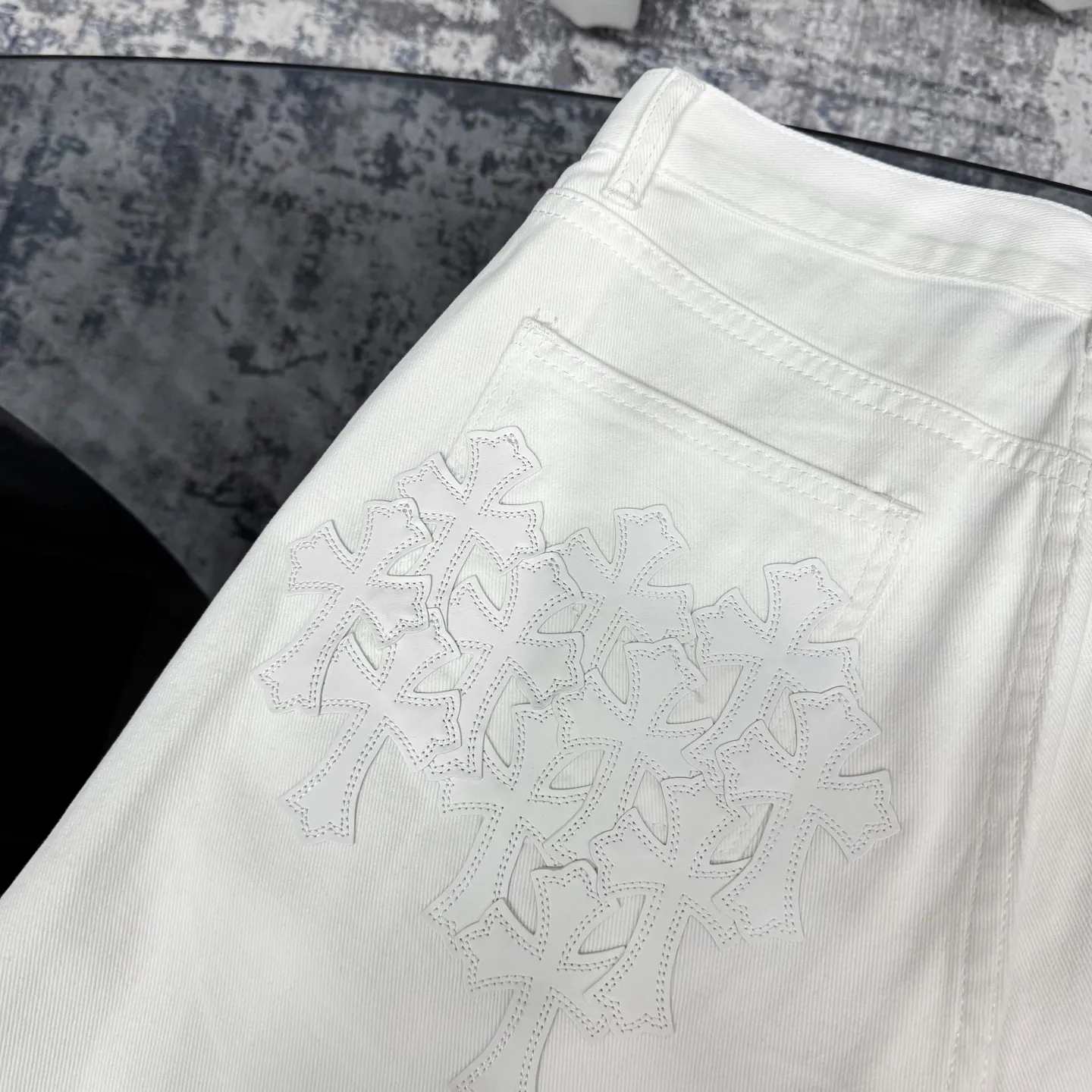 P280 Chrome Hearts/Chrome Hearts 25FW CH top denim large cross leather jeans (white) Chrome Hearts white cow king jeans Chrome Hearts' most popular color pants are made of beaded canvas fabric. Heavy washing makes the upper body of the fabric more textured and the pants are tall and straight! The three-dimensional cutting of the whole trousers is a masterpiece! The hardware is customized by zp. The beaded canvas fabric is thick and soft after being washed. It has good breathability. Customized small leather label. Unique design. The details are in place, simple and elegant, and the workmanship is exquisite. The whole trousers are neatly routed and the details are in place. Look for the correct version. Size: 28 30 32 34 (corresponding to s-xl) Detailed size can be found in Figure 9